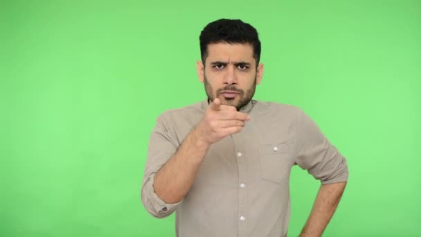 Hey Sen Tişörtünde Tüyleri Olan Üzgün Esmer Bir Adam Kamerayı — Stok video