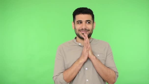 Jovem Homem Alegre Com Cerdas Camisa Esfregando Mãos Sorrindo Sonhando — Vídeo de Stock