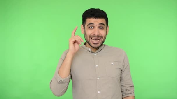 Εύρηκα Αστεία Χαρούμενη Μελαχρινή Άνθρωπος Πουκάμισο Δείχνοντας Δάχτυλο Επάνω Χαρά — Αρχείο Βίντεο