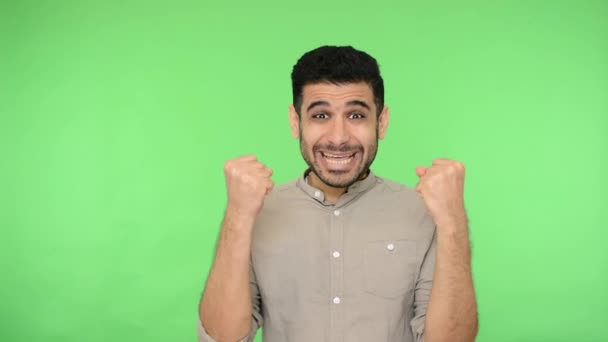 Felicissimo Uomo Bruna Entusiasta Con Setole Camicia Alzando Pugni Urlando — Video Stock
