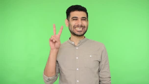 Zwycięstwo Niezwykle Szczęśliwy Radosny Zabawny Człowiek Włosia Koszuli Pokazując Gest — Wideo stockowe