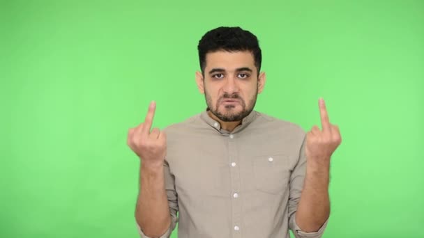 Tişörtlü Sinirli Esmer Adam Orta Parmaklarını Iki Eliyle Gösteriyor Sikiş — Stok video