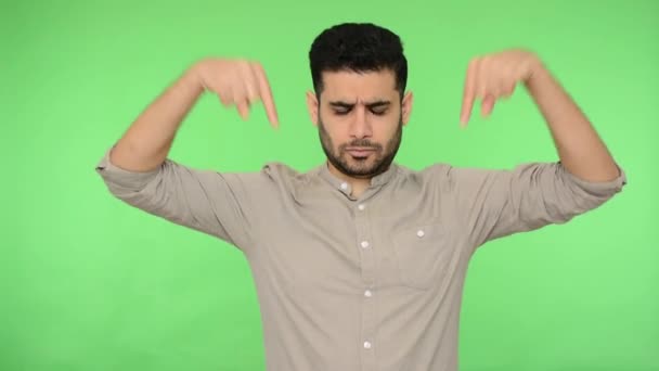 Homem Morena Autoritário Com Cerdas Camisa Apontando Para Baixo Com — Vídeo de Stock