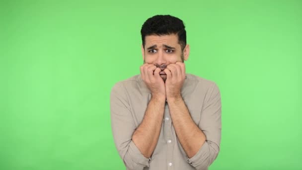 Paniklemiş Esmer Gömleği Tüylü Tırnak Yiyen Stres Endişeleri Gidermek Için — Stok video