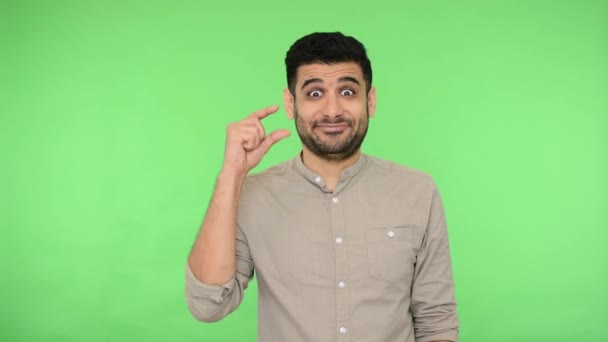 Homem Morena Positivo Com Cerdas Camisa Mostrando Pequeno Gesto Dedo — Vídeo de Stock