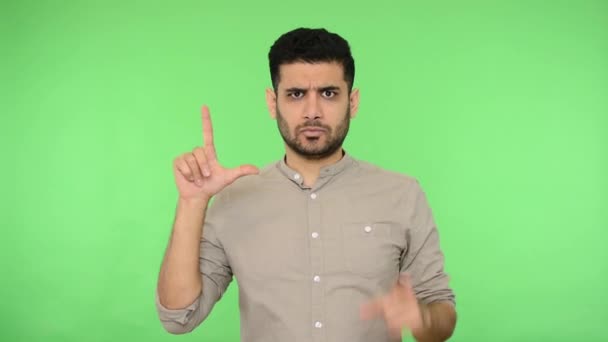 Gömleği Tüylü Kızgın Esmer Adam Ezik Jesti Yapıyor Işaretini Parmaklarıyla — Stok video