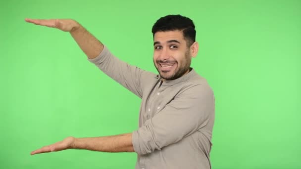 Mira Aquí Entusiasta Hombre Feliz Camisa Sosteniendo Espacio Copia Entre — Vídeos de Stock