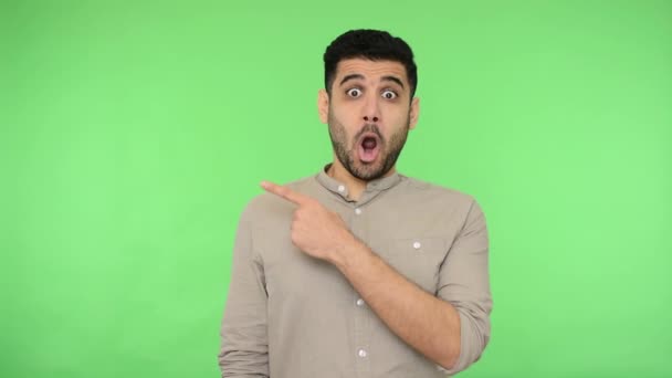 Vaya Mira Aquí Hombre Sorprendido Camisa Apuntando Espacio Copia Asintiendo — Vídeo de stock