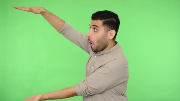 Entusiástico Homem Surpreso Camisa Segurando Espaço Cópia Entre Mãos Acenando — Vídeo de Stock