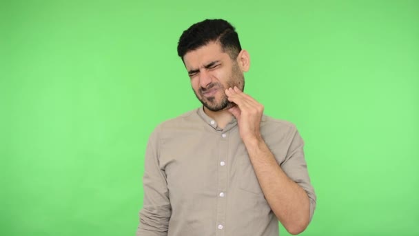 Dor Nos Dentes Homem Morena Doente Com Cerda Camisa Esfregando — Vídeo de Stock