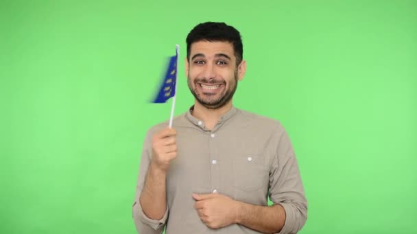 Titta på Europeiska unionens flagga! Porträtt av glad upphetsad brunett — Stockvideo
