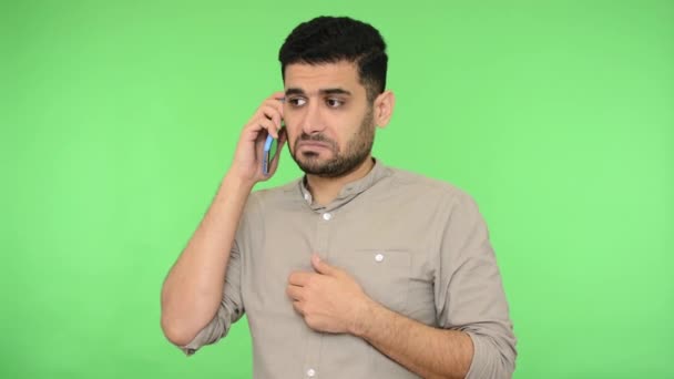 Młody Brunetka Koszuli Rozmawia Przez Telefon Komórkowy Daje Wyjaśnienia Gestykuluje — Wideo stockowe