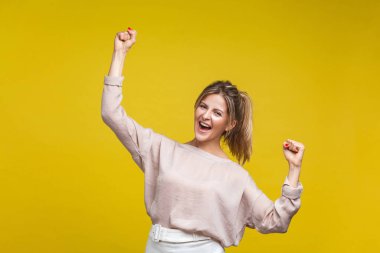 Evet, ben yaptım! Heyecanlı, sarışın güzel bir kadının portresi.