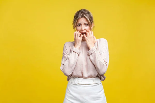 Portrait of shocked or scared young woman with fair hair in casu — Stock Photo, Image