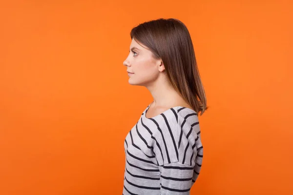 Sidovy porträtt av lugn säker ung kvinna med brunt hår — Stockfoto
