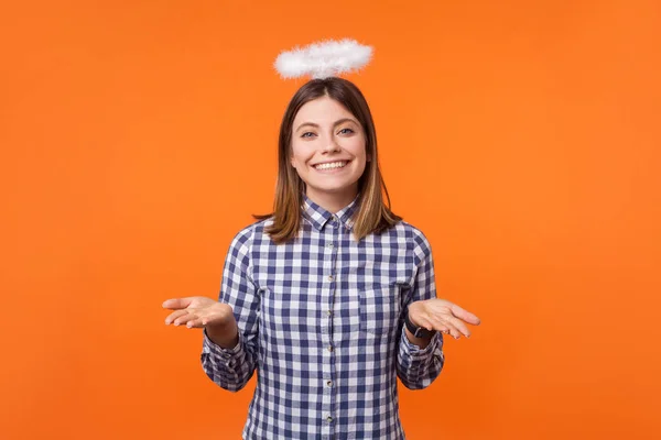 Ritratto di giovane donna bruna angelica con affascinante sadomaso dentato — Foto Stock