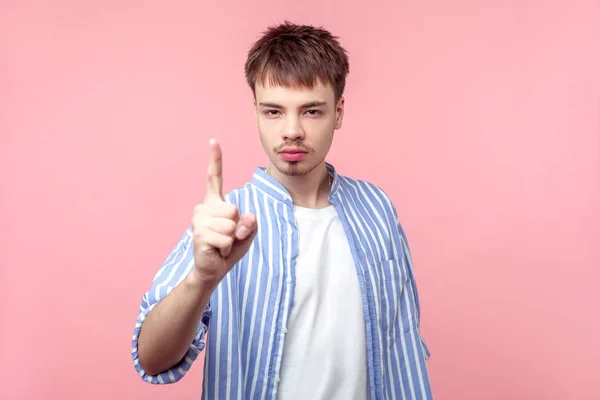 Wees voorzichtig! Portret van bazige bruinharige man met kleine baard — Stockfoto