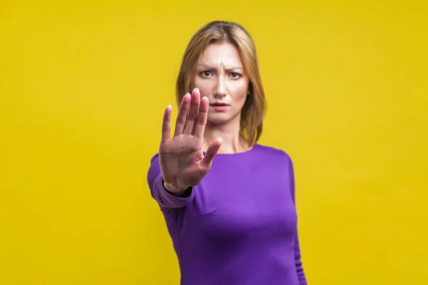 ¡No, prohibido! Retrato de una joven disgustada mostrando stop gestur —  Fotos de Stock