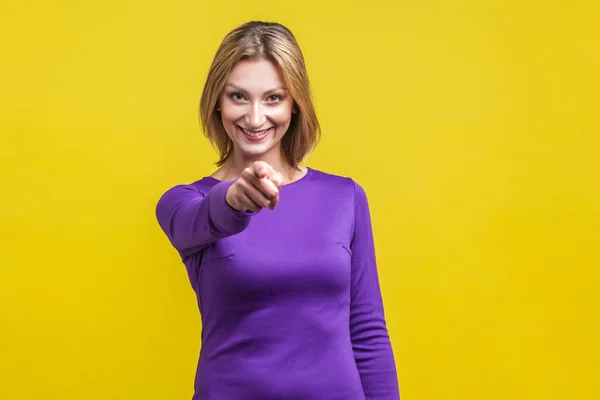 Ε, εσύ! Πορτρέτο της θετικής κομψή γυναίκα που δείχνει στην κάμερα ένα — Φωτογραφία Αρχείου