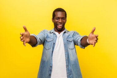 Bedava sarılma, kollarıma gel. Dost canlısı bir adamın portresi.