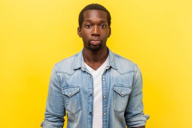 Depresyondaki kötümser genç adamın portresi.