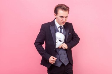 Zarif takım elbiseli, beyazı saklayan ahlaksız şüpheli bir adamın portresi.