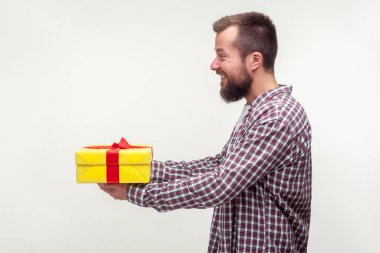 Bu hediyeyi al! İyi kalpli sakallı kadının yan görünümü.