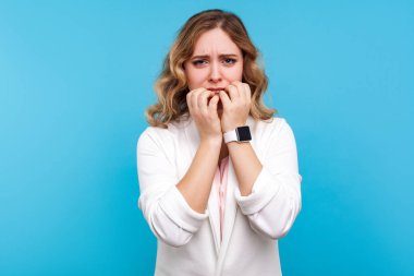 Depresyon ve endişe. Tırnak yiyen endişeli bir kadının portresi.
