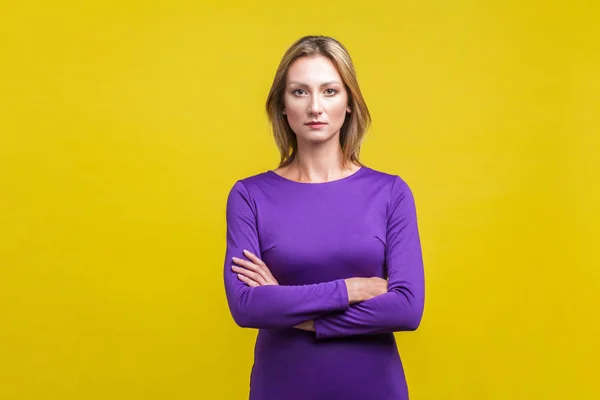 Portrait de jeune femme d'affaires confiante debout avec croix — Photo