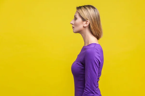 Vista lateral de la hermosa mujer seria en elegante vestido púrpura sho —  Fotos de Stock