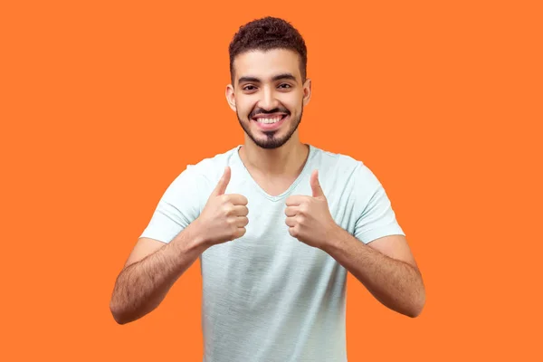 Na przykład! portret optymistycznie przystojny brunetka mężczyzna pokazując kciuk — Zdjęcie stockowe