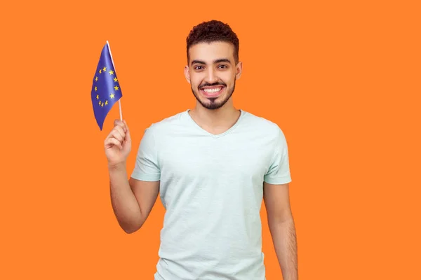 Bandera de la Unión Europea. Retrato de hombre morena feliz sosteniendo EU f — Foto de Stock