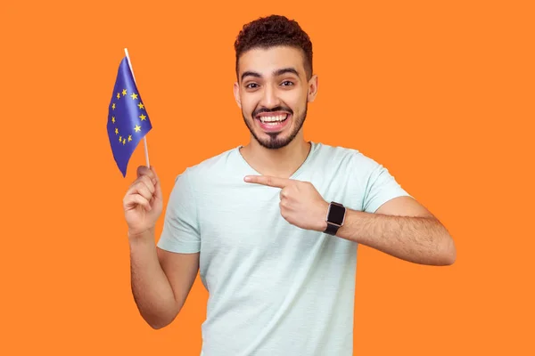 ¡Mira la bandera de la Unión Europea! Retrato de alegre morena excitada — Foto de Stock