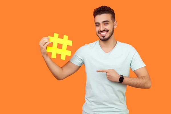 This is internet trend. Portrait of positive brunette man pointi — Stock Photo, Image