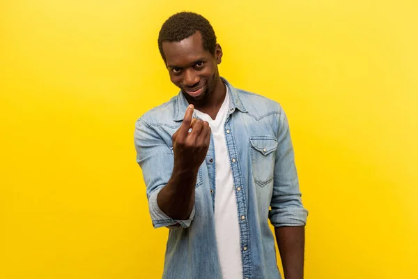 Vem até mim. Retrato de homem bonito fazendo gesto acenando um — Fotografia de Stock