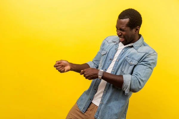 Retrato de jovem persistente fingindo segurar corda na mão — Fotografia de Stock