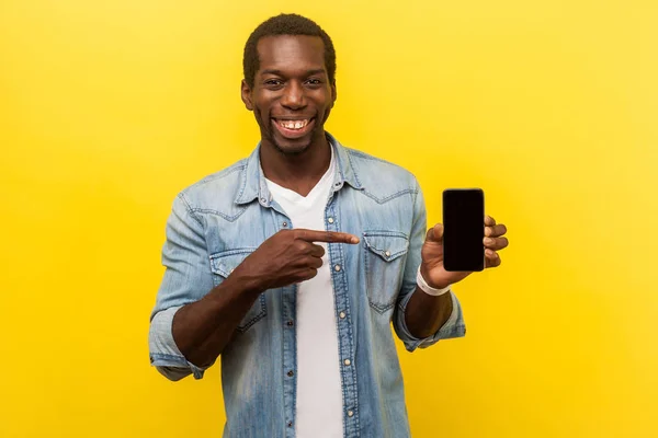 Mobile Anwendung, Technologie. Porträt einer glücklichen, freudigen Zufriedenheit — Stockfoto