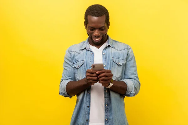 Porträt eines glücklichen Smiley-Mannes, der Handy benutzt und Textnachrichten tippt — Stockfoto
