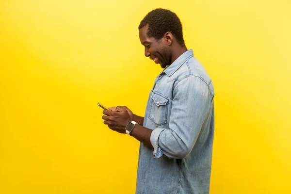 Profil des positiven Smiley-Mannes mit Handy, Eingabe von Text-Chaos — Stockfoto