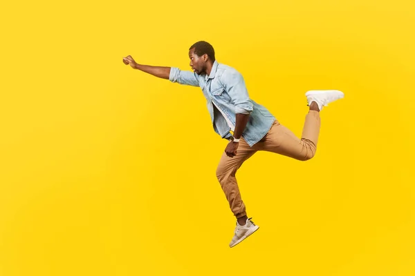 Ganzkörperporträt eines ernst zu nehmenden coolen gutaussehenden Mannes, der in die Luft springt — Stockfoto