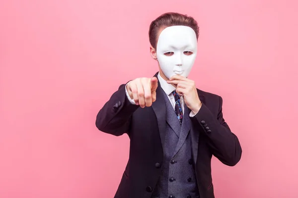 Молодой бизнесмен в черном костюме покрывает лицо белым — стоковое фото