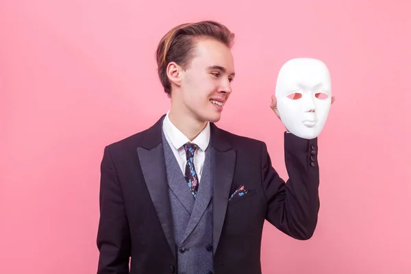 白いマスクとを見て若い陽気なビジネスマンのプロフィール — ストック写真
