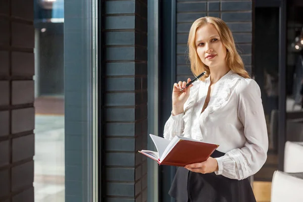 Retrato de mujer de negocios astuta inteligente sosteniendo diario libro para n — Foto de Stock