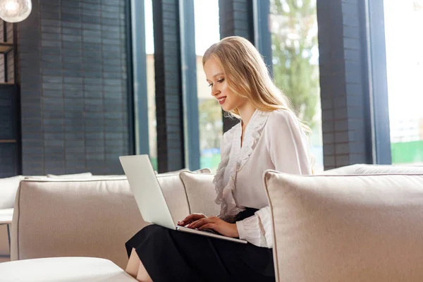 Portrait of attractive cheerful successful woman sitting on comf — Stock Photo, Image