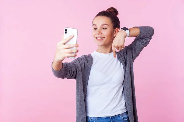 Abonnez-vous ici ! Portrait de blogueur positif, adolescente smili — Photo