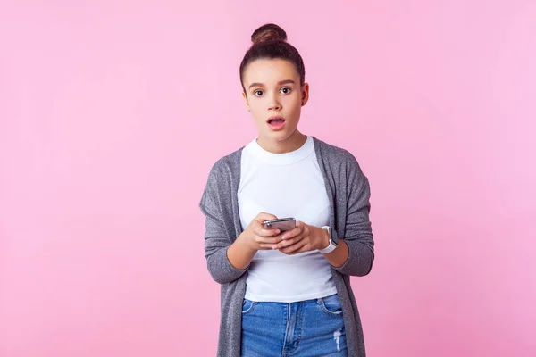 Wow, geweldig gadget! Portret van brunette tiener meisje met behulp van slimme — Stockfoto