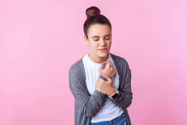 Injured hand. Portrait of upset brunette teen girl standing with — 图库照片