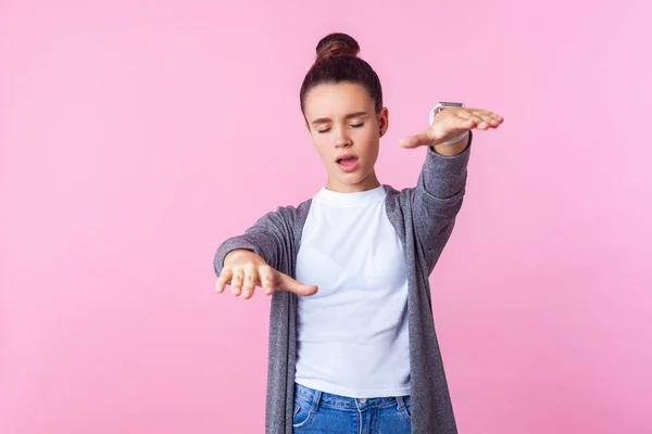 Blindheid. Portret van brunette tiener meisje reiken handen — Stockfoto