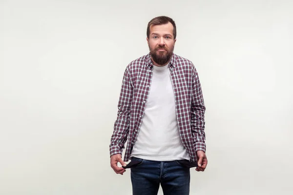 Retrato de homem barbudo falido em camisa xadrez casual transformando o — Fotografia de Stock