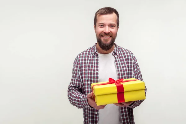 Retrato de homem barbudo satisfeito feliz segurando caixa de presente e smi — Fotografia de Stock